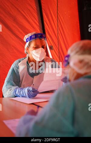 Pflegekräfte während der Covid-19-Tests. Die AP-HM eröffnete am 6. Mai 2020 ein zweites Covid-19-Screening-Zentrum in den nördlichen Stadtteilen von Marseille, Frankreich. Foto von Julien Poupart/ABACAPRESS.COM Stockfoto