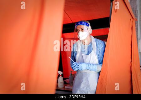 Pflegekräfte während der Covid-19-Tests. Die AP-HM eröffnete am 6. Mai 2020 ein zweites Covid-19-Screening-Zentrum in den nördlichen Stadtteilen von Marseille, Frankreich. Foto von Julien Poupart/ABACAPRESS.COM Stockfoto