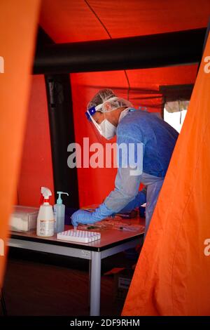 Pflegekräfte während der Covid-19-Tests. Die AP-HM eröffnete am 6. Mai 2020 ein zweites Covid-19-Screening-Zentrum in den nördlichen Stadtteilen von Marseille, Frankreich. Foto von Julien Poupart/ABACAPRESS.COM Stockfoto