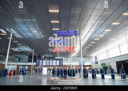 Nach dem Ausbruch der Coronavirus-Krankheit (COVID-19) in Frankreich am 06. Mai 2020 in Orly, Frankreich, ist die Gesamtansicht von Terminal 3 am Flughafen Orly in der Nähe von Paris leer. Foto von David Niviere/ABACAPRESS.COM Stockfoto