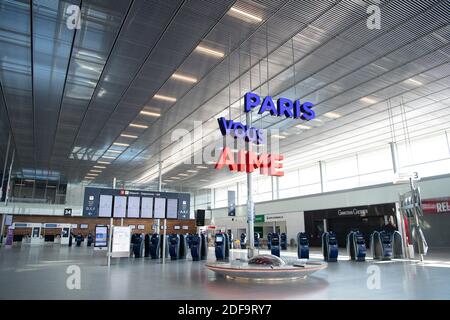 Nach dem Ausbruch der Coronavirus-Krankheit (COVID-19) in Frankreich am 06. Mai 2020 in Orly, Frankreich, ist die Gesamtansicht von Terminal 3 am Flughafen Orly in der Nähe von Paris leer. Foto von David Niviere/ABACAPRESS.COM Stockfoto