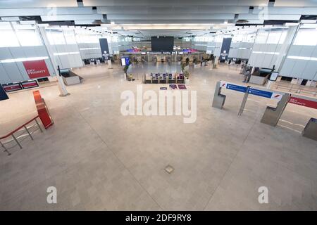 Nach dem Ausbruch der Coronavirus-Krankheit (COVID-19) in Frankreich am 06. Mai 2020 in Orly, Frankreich, ist die Gesamtansicht von Terminal 2 am Flughafen Orly in der Nähe von Paris leer. Foto von David Niviere/ABACAPRESS.COM Stockfoto