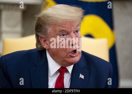 NYTVIRUS - Präsident Donald Trump macht Bemerkungen, als er mit dem Gouverneur von Texas Greg Abbott im Oval Office, Donnerstag, 7. Mai 2020, zusammentrifft. Foto von Doug Mills/The New York Times/Pool/ABACAPRESS.COM Stockfoto