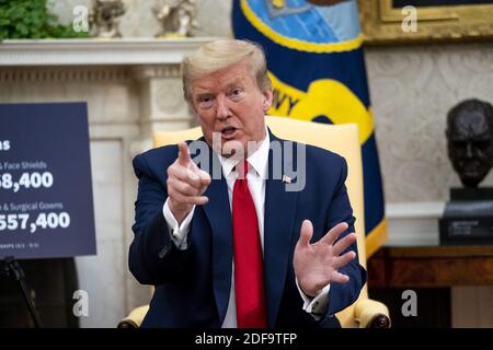 NYTVIRUS - Präsident Donald Trump macht Bemerkungen, als er mit dem Gouverneur von Texas Greg Abbott im Oval Office, Donnerstag, 7. Mai 2020, zusammentrifft. Foto von Doug Mills/The New York Times/Pool/ABACAPRESS.COM Stockfoto