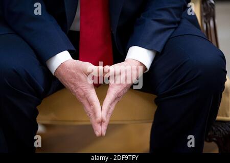 NYTVIRUS - Präsident Donald Trump macht Bemerkungen, als er mit dem Gouverneur von Texas Greg Abbott im Oval Office, Donnerstag, 7. Mai 2020, zusammentrifft. Foto von Doug Mills/The New York Times/Pool/ABACAPRESS.COM Stockfoto