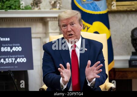 NYTVIRUS - Präsident Donald Trump macht Bemerkungen, als er mit dem Gouverneur von Texas Greg Abbott im Oval Office, Donnerstag, 7. Mai 2020, zusammentrifft. Foto von Doug Mills/The New York Times/Pool/ABACAPRESS.COM Stockfoto