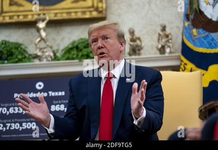 NYTVIRUS - Präsident Donald Trump macht Bemerkungen, als er mit dem Gouverneur von Texas Greg Abbott im Oval Office, Donnerstag, 7. Mai 2020, zusammentrifft. Foto von Doug Mills/The New York Times/Pool/ABACAPRESS.COM Stockfoto