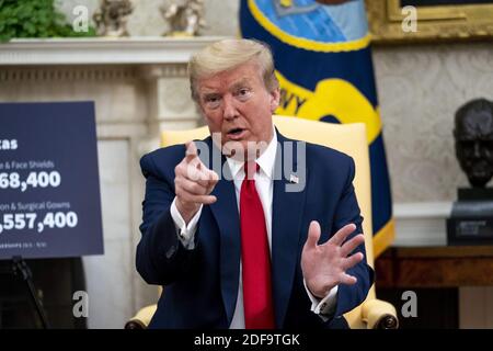 NYTVIRUS - Präsident Donald Trump macht Bemerkungen, als er mit dem Gouverneur von Texas Greg Abbott im Oval Office, Donnerstag, 7. Mai 2020, zusammentrifft. Foto von Doug Mills/The New York Times/Pool/ABACAPRESS.COM Stockfoto