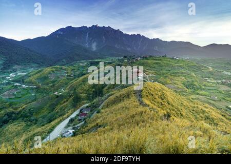 Kundasang Bauerndorf am Fuße des Mount Kinabalu. Blick vom Sosodikon Hill. Stockfoto
