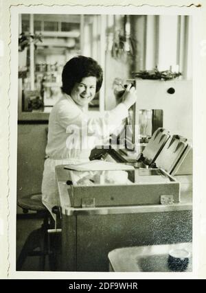 Historisches Foto: Laborassistent bei Baerenmarke, Allgäuer Alpenmilch AG um 1963 in Biessenhofen, Bayern, Deutschland. Fortpflanzung in Marktoberdorf, Deutschland, 26. Oktober 2020. © Peter Schatz / Alamy Stock Photos Stockfoto