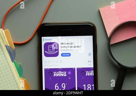 New York, USA - 1. Dezember 2020: Hängematte Hang Calculator mobile App-Symbol auf dem Telefonbildschirm Draufsicht, illustrative Editorial Stockfoto