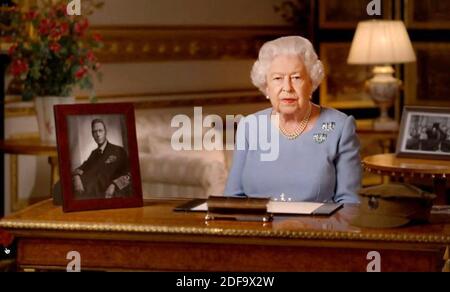 Die Bildschirmaufnahme der britischen Königin Elizabeth II. Spricht am 75. Jahrestag des VE Day vom Schloss Windsor in Windsor am 8. Mai 2020 in England an die Nation und den Commonwealth. Foto via David NIVIERE/ ABACAPRESS.COM Stockfoto