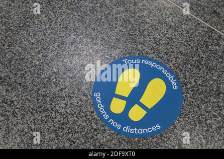 Auf dem Boden einer U-Bahn-Station ist ein Schild mit der Aufschrift "Alle Verantwortlichen halten unsere Distanz" zu sehen, das am 10. Mai 2020 in Roubaix, nahe Lille, vor dem Ende der Haft soziale Distanz markiert. Foto von Julie Sebadelha/ABACAPRESS.COM Stockfoto