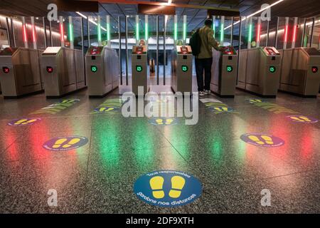 Ein Mann nimmt die U-Bahn, als ein Schild mit der Aufschrift "Everybody Responsible keep our distance" auf dem Boden einer U-Bahn-Station zu sehen ist, um die soziale Distanz am 10. Mai 2020 in Roubaix, nahe Lille, vor dem Ende der Haft zu markieren. Foto von Julie Sebadelha/ABACAPRESS.COM Stockfoto