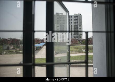 Blick von einem Zimmer auf ein Gebäude. Es ist im Prozess der Umwandlung in ein Quarantänezentrum für neu ausgesetzt, um die Infektion durch covid 19 in Kalkutta. Ein Gebäude wird wegen des steilen Anstiegs der Zahl der covid - 19 Patienten in Indien zu einem Quarantänezentrum umgebaut. Das ganze Land ist seit dem 25. April 2020 wegen einer Pandemie aufgrund eines neuartigen Corona-Virus gesperrt. Kolkata, Westbengalen, Indien am 3. Mai 2020. Foto von Arindam Mukherjee/ABACAPRESS.COM Stockfoto