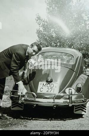 Historisches Foto: Ein Mann reinigt seinen VW KAEFER Auto 1962 in Biessenhofen, Bayern, Deutschland. Fortpflanzung in Marktoberdorf, Deutschland, 26. Oktober 2020. © Peter Schatz / Alamy Stock Photos Stockfoto