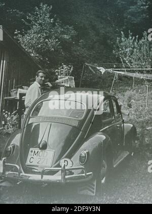 Historisches Foto: Ein Mann mit seinem VW KAEFER Auto 1963 in Biessenhofen, Bayern, Deutschland. Fortpflanzung in Marktoberdorf, Deutschland, 26. Oktober 2020. © Peter Schatz / Alamy Stock Photos Stockfoto