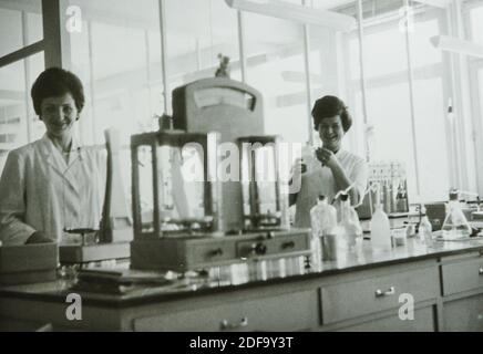 Historisches Foto: Laborassistent bei Baerenmarke, Allgäuer Alpenmilch AG um 1963 in Biessenhofen, Bayern, Deutschland. Fortpflanzung in Marktoberdorf, Deutschland, 26. Oktober 2020. © Peter Schatz / Alamy Stock Photos Stockfoto