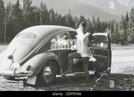 Historisches Foto: Eine Frau mit einem VW KAEFER Auto 1963 in Innsbruck, Österreich. Fortpflanzung in Marktoberdorf, Deutschland, 26. Oktober 2020. © Peter Schatz / Alamy Stock Photos Stockfoto