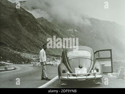 Historisches Foto: Ein Mann mit einem VW KAEFER Auto 1963 in Innsbruck, Österreich. Fortpflanzung in Marktoberdorf, Deutschland, 26. Oktober 2020. © Peter Schatz / Alamy Stock Photos Stockfoto