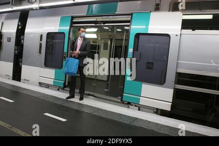 Pariser mit schützenden Gesichtsmasken sehen am 11. Mai 2020 in Paris in der U-Bahn (Metro RER) am Bahnhof Charles de Gaulle. Frankreich begann eine allmähliche Lockerung seiner Lockdown-Maßnahmen und Beschränkungen inmitten der COVID-19 Pandemie. Foto von Denis Guignebourg/ABACAPRESS.COM Stockfoto