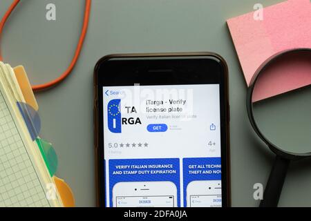 New York, USA - 1. Dezember 2020: ITarga mobile App-Symbol auf dem Telefonbildschirm Draufsicht, illustrative Editorial Stockfoto