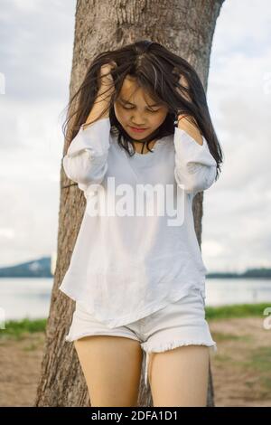 Stress junge asiatische Teenager-Mädchen kratzen ihren Kopf. Stockfoto