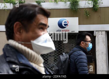 Menschen mit Schutzmasken kommen am 12. Mai 2020 in Paris an einem Pole Emploi (Arbeitsstelle) vorbei. Zehn Millionen Arbeitnehmer in Frankreich befinden sich derzeit in einer vorübergehenden Arbeitslosenversicherung, die Massenentlassungen verhindern soll, da Unternehmen während der Coronavirus-Pandemie Schwierigkeiten haben, über Wasser zu bleiben. Als Covid-19 Frankreich traf, führte die Regierung schnell ein System ein, bei dem Unternehmen ihre Mitarbeiter vorübergehend auf verkürzte oder gar keine Stunden setzen können, während der Staat den gesamten oder den größten Teil ihrer Nettolöhne für unbearbeitete Zeit aufnimmt.Foto von Alain Apaydin/ABACAPRESS.COM Stockfoto