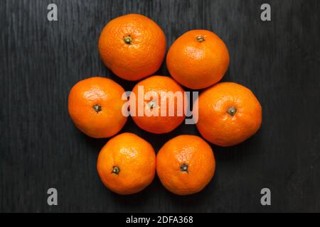 Mandarinen auf schwarzem Hintergrund. Viel frisches Obst - Mandarinen. Hochwertige Fotos Stockfoto