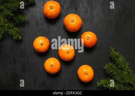 Mandarinen auf schwarzem Hintergrund. Viel frisches Obst - Mandarinen. Hochwertige Fotos Stockfoto