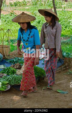 Junge burmesische Frau besuchen den YWAMA Markt auf dem Weg nach INDEIN - INLE-See, MYANMAR Stockfoto