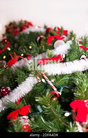 Kunstvoll geschmückter Weihnachtsbaum aus der Nähe. Einzigartige Komposition für einen Hintergrund. Stockfoto