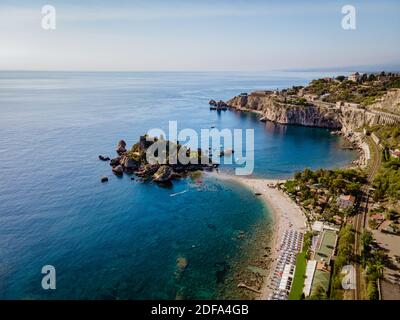 Isola Bella in Taormina, Sizilien, Luftbild der Insel und Isola Bella Strand und blaues Meerwasser in Taormina, Sizilien, Italien Europa Stockfoto