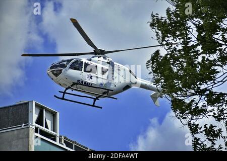 Ein SAMU-Hubschrauber evakuierte am 15. März 2020 Patienten, die mit Covid 19 infiziert waren, aus dem Krankenhaus Pitie-Salpetriere in Paris, Frankreich. Foto von Karim Ait Adjedjou/Avenir Pictures/ABACAPRESS.COM Stockfoto