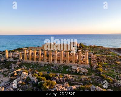 Griechische Tempel in Selinunte, Blick auf Meer und Ruinen griechischer Säulen im Archäologischen Park Selinunte Sizilien Italien Stockfoto