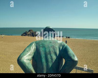 Menschen am Strand nach der Einführung neuer Maßnahmen der Sperre während der Covid-19 Pandemie, in Saint-Marc-sur-Mer, Loire-Atlantique, Frankreich, am 15. Mai 2020. Der Strand der Stadt Saint-Marc-sur-Mer war der Drehort für die Außenszenen von Jacques Tatis komödischem Film Monsieur Hulot's Holiday, im Sommer bis Herbst 1951, auf diesem Foto: Eine Statue von Jacques Tati als Monsieur Hulot vom Bildhauer Emmanuel Debarre, am Strand. Foto von Denis Defarges/ABACAPRESS.COM Stockfoto