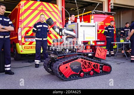 Präsentation des neuen ferngesteuerten Feuerlöschroboters 'arius', der von der französischen Firma Shark Robotic in Covid-19-Konfiguration hergestellt wurde, während des Besuchs von Genevieve Darrieusecq, Staatssekretär beim Minister der Streitkräfte, Und Julien Ruaz, stellvertretender Bürgermeister von Marseille, delegiert an das Marine Fire Bataillon von Marseille, während des Besuchs des Bataillons Marseille Bataillon der Matrosen und Feuerwehrleute (BMPM), um ihnen für ihr Engagement im Kampf gegen die Covid19, Marseille, Frankreich, am 14. Mai 2020 zu danken. Foto von Julien Poupart/ABACAPRESS.COM Stockfoto