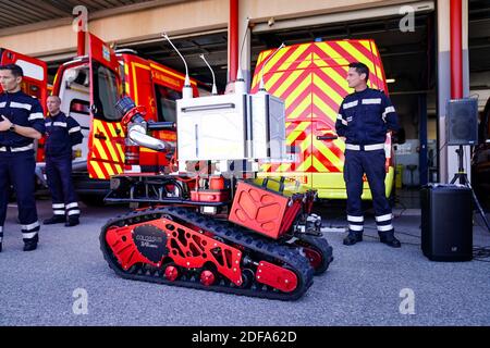 Präsentation des neuen ferngesteuerten Feuerlöschroboters 'arius', der von der französischen Firma Shark Robotic in Covid-19-Konfiguration hergestellt wurde, während des Besuchs von Genevieve Darrieusecq, Staatssekretär beim Minister der Streitkräfte, Und Julien Ruaz, stellvertretender Bürgermeister von Marseille, delegiert an das Marine Fire Bataillon von Marseille, während des Besuchs des Bataillons Marseille Bataillon der Matrosen und Feuerwehrleute (BMPM), um ihnen für ihr Engagement im Kampf gegen die Covid19, Marseille, Frankreich, am 14. Mai 2020 zu danken. Foto von Julien Poupart/ABACAPRESS.COM Stockfoto