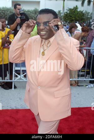 Miami Beach, FL 8-20-2001 Ronald Isley (Isley Brothers) bei den Hip Hop Awards des Source Magazine 2001 im Jackie Gleason Theater in South Beach. Foto von Adam Scull/PHOTOlink Stockfoto