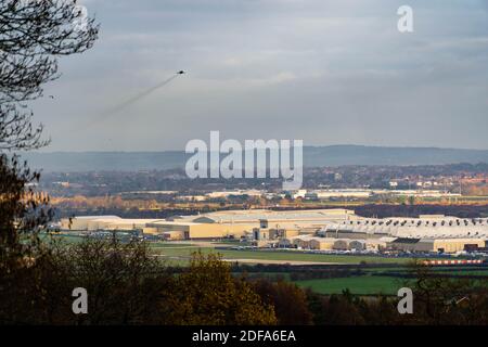 Hawk Jet über dem Flughafen Hawarden, North Wales, mit Chester im Hintergrund Stockfoto