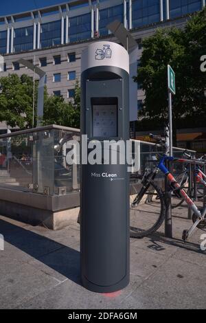 LBA Group AMCO installiert in Lyon hydroalkoholische Outdoor-Gelspender mit kontaktloser Verteilung namens Miss Clean im Kampf gegen das Coronavirus covid-19. Lyon, Frankreich am 18. Mai 2020. Foto von Julien Reynaud/APS-Medias/ABACAPRESS.COM Stockfoto