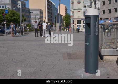 LBA Group AMCO installiert in Lyon hydroalkoholische Outdoor-Gelspender mit kontaktloser Verteilung namens Miss Clean im Kampf gegen das Coronavirus covid-19. Lyon, Frankreich am 18. Mai 2020. Foto von Julien Reynaud/APS-Medias/ABACAPRESS.COM Stockfoto