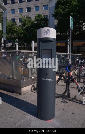 LBA Group AMCO installiert in Lyon hydroalkoholische Outdoor-Gelspender mit kontaktloser Verteilung namens Miss Clean im Kampf gegen das Coronavirus covid-19. Lyon, Frankreich am 18. Mai 2020. Foto von Julien Reynaud/APS-Medias/ABACAPRESS.COM Stockfoto