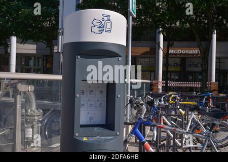 LBA Group AMCO installiert in Lyon hydroalkoholische Outdoor-Gelspender mit kontaktloser Verteilung namens Miss Clean im Kampf gegen das Coronavirus covid-19. Lyon, Frankreich am 18. Mai 2020. Foto von Julien Reynaud/APS-Medias/ABACAPRESS.COM Stockfoto