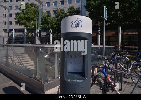 LBA Group AMCO installiert in Lyon hydroalkoholische Outdoor-Gelspender mit kontaktloser Verteilung namens Miss Clean im Kampf gegen das Coronavirus covid-19. Lyon, Frankreich am 18. Mai 2020. Foto von Julien Reynaud/APS-Medias/ABACAPRESS.COM Stockfoto