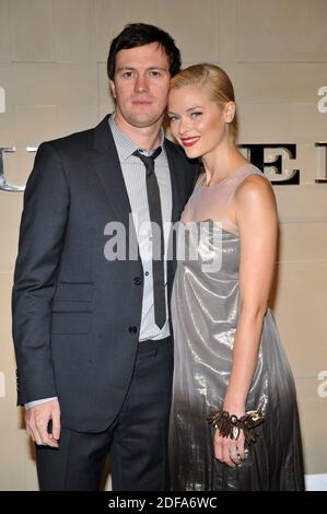 Datei Foto vom 20. Oktober 2008 von Jaime King und Ehemann Kyle Newman kommen bei der Wiedereröffnung des Burberry of Beverly Hills Stores in Los angeles, CA, USA. Jaime King lässt sich von ihrem fast 13-jährigen Ehemann, Regisseur Kyle Newman, scheiden. Laut Leuten reichte der 41-jährige Schauspieler am Montag auch eine Petition zur Verhütung häuslicher Gewalt in Los Angeles ein. Foto von Lionel Hahn/ABACAPRESS.COM Stockfoto