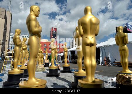 Datei Foto vom 22. Februar 2016 von Oscar-Statuen werden gesehen, wie die Vorbereitungen für die 89. Academy Awards in Los Angeles, CA fortgesetzt. USA. Es scheint, dass die Coronavirus-Pandemie die Oscars im nächsten Jahr verzögern könnte. Laut Variety, ein Insider der Branche sagt, die Academy of Motion Picture Arts and Sciences wird wahrscheinlich verschieben die Zeremonie 2021 aufgrund der Unsicherheit über die globale Gesundheitskrise. Foto von Lionel Hahn/AbacaUsa.com Stockfoto