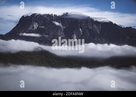 Zoomt mit Blick auf den Mount Kinabalu am nebligen Morgen. Stockfoto