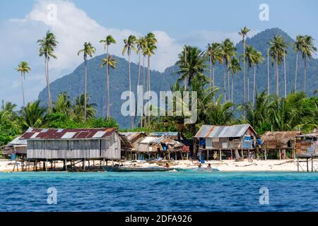 Semporna, Malaysia - 2. Februar 2019: Sea Gypsy (Bajau Laut) Küstendorf auf der Insel Maiga, Semporna Sabah. Stockfoto