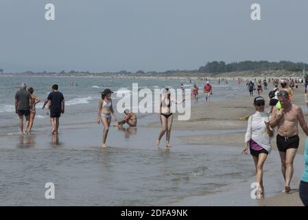 Am 'Couchant Beach' sonnen sich die Menschen am 23. Mai 2020 in abgehauenen, von der Stadt am Strand in La Grande Motte, Südfrankreich markierten Zonen. Der erste organisierte Strand in Frankreich, um getrennte Zonen für Strandbesucher zu implementieren, um soziale Distanzierung zu respektieren und gemessen durch die COVID-19 Pandemie. Fotos von Patrick Aventurier/ABACAPRESS.COM Stockfoto